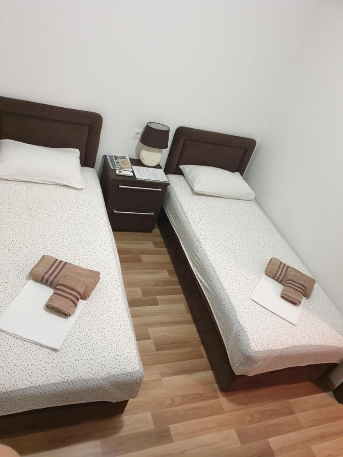 Nova Dvokrevetna Soba Sa Dva Odvojena Kreveta I Zajednickim Kupatilom Hotel Kotor Bagian luar foto