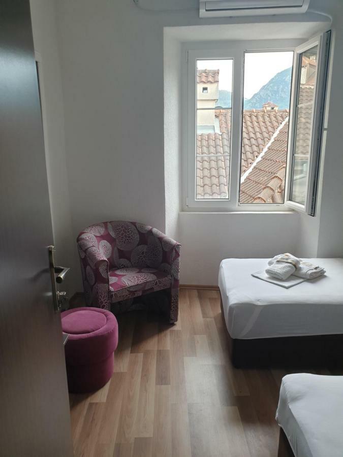 Nova Dvokrevetna Soba Sa Dva Odvojena Kreveta I Zajednickim Kupatilom Hotel Kotor Bagian luar foto